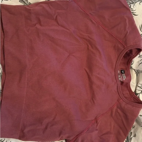 Workout top. Size medium - Picture 2 of 3